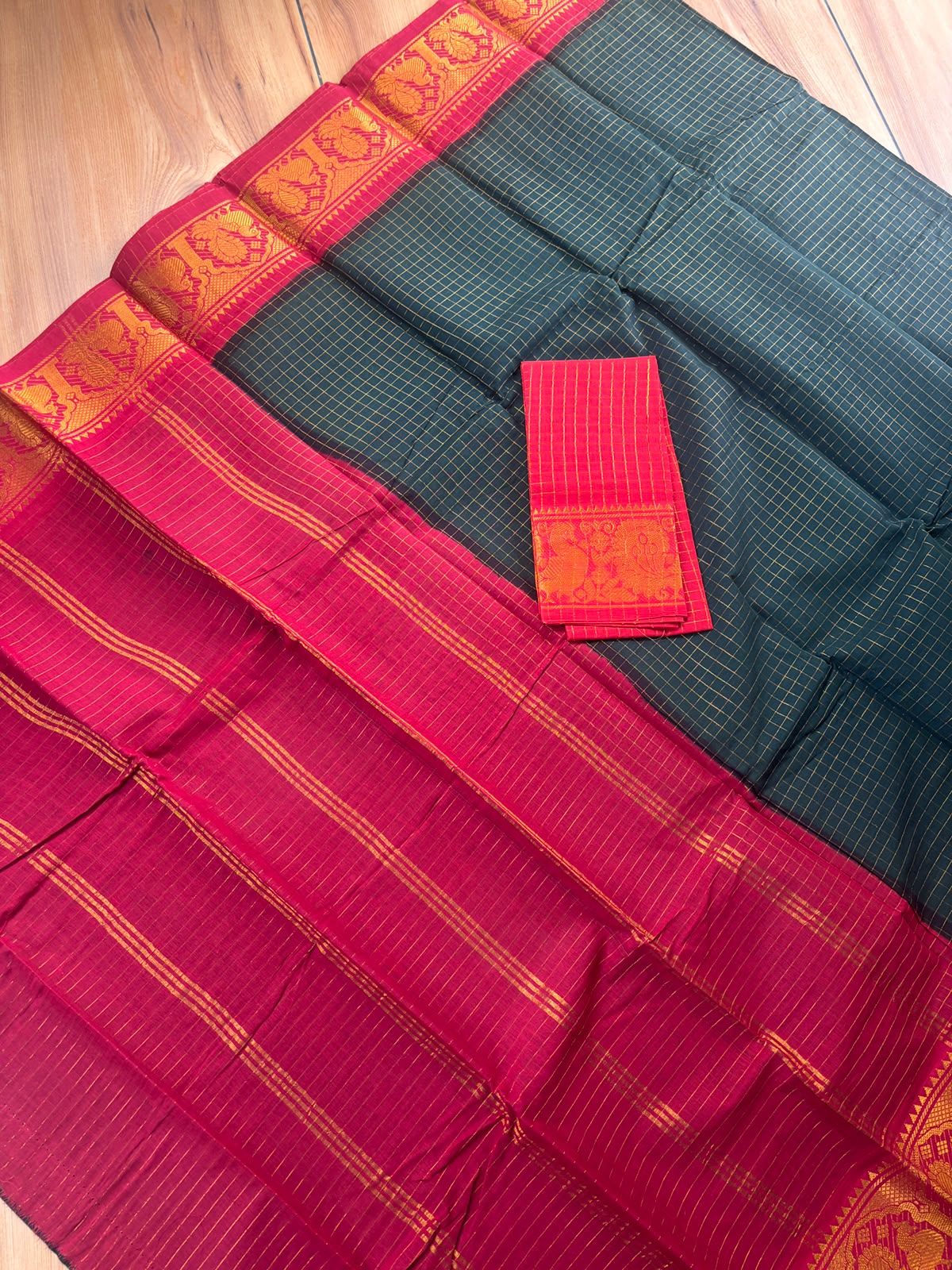 Festive green red combo handloom zari kattam Sungudi cotton Saree with blouse
