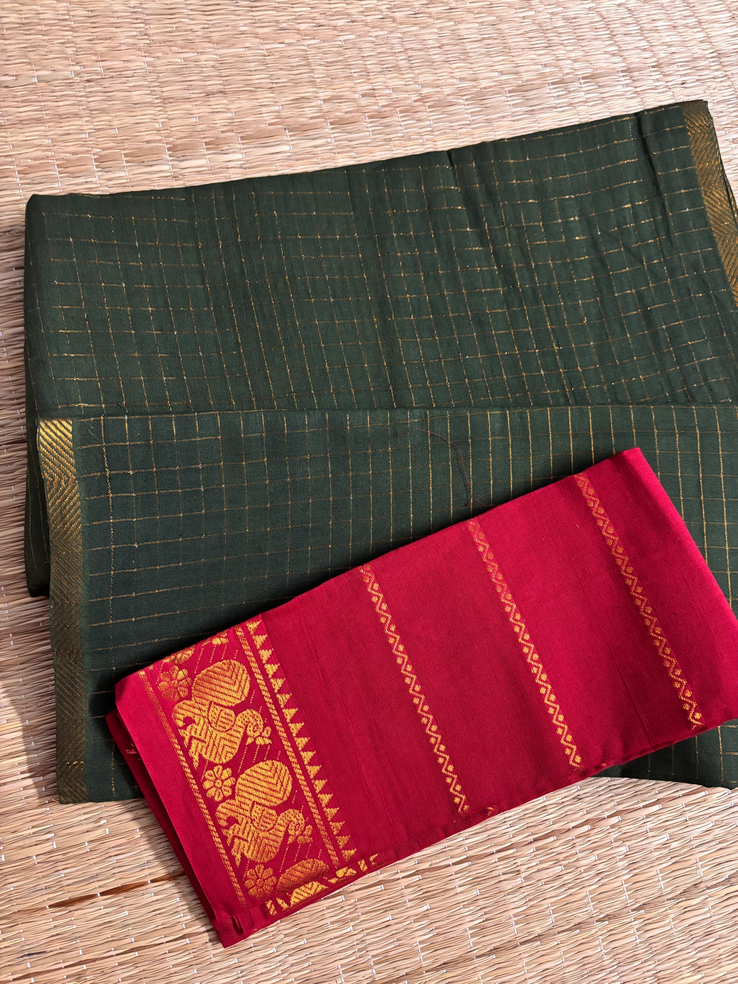 Tarangini : Sungudi Cotton zari kattam handloom Saree with Blouse ( Bottle green and Red velthari blouse) TA10
