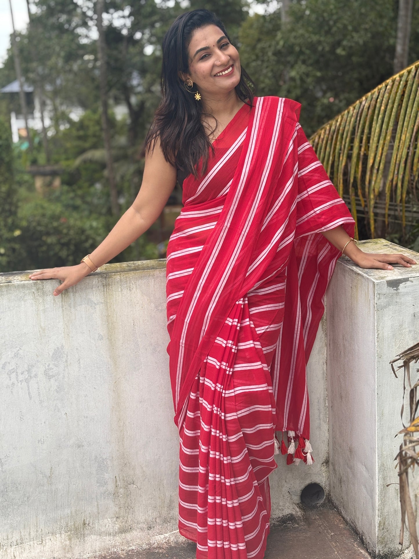 Viharika (विहारिका) handloom Bengal Mul cotton sarees, Red &white stripes