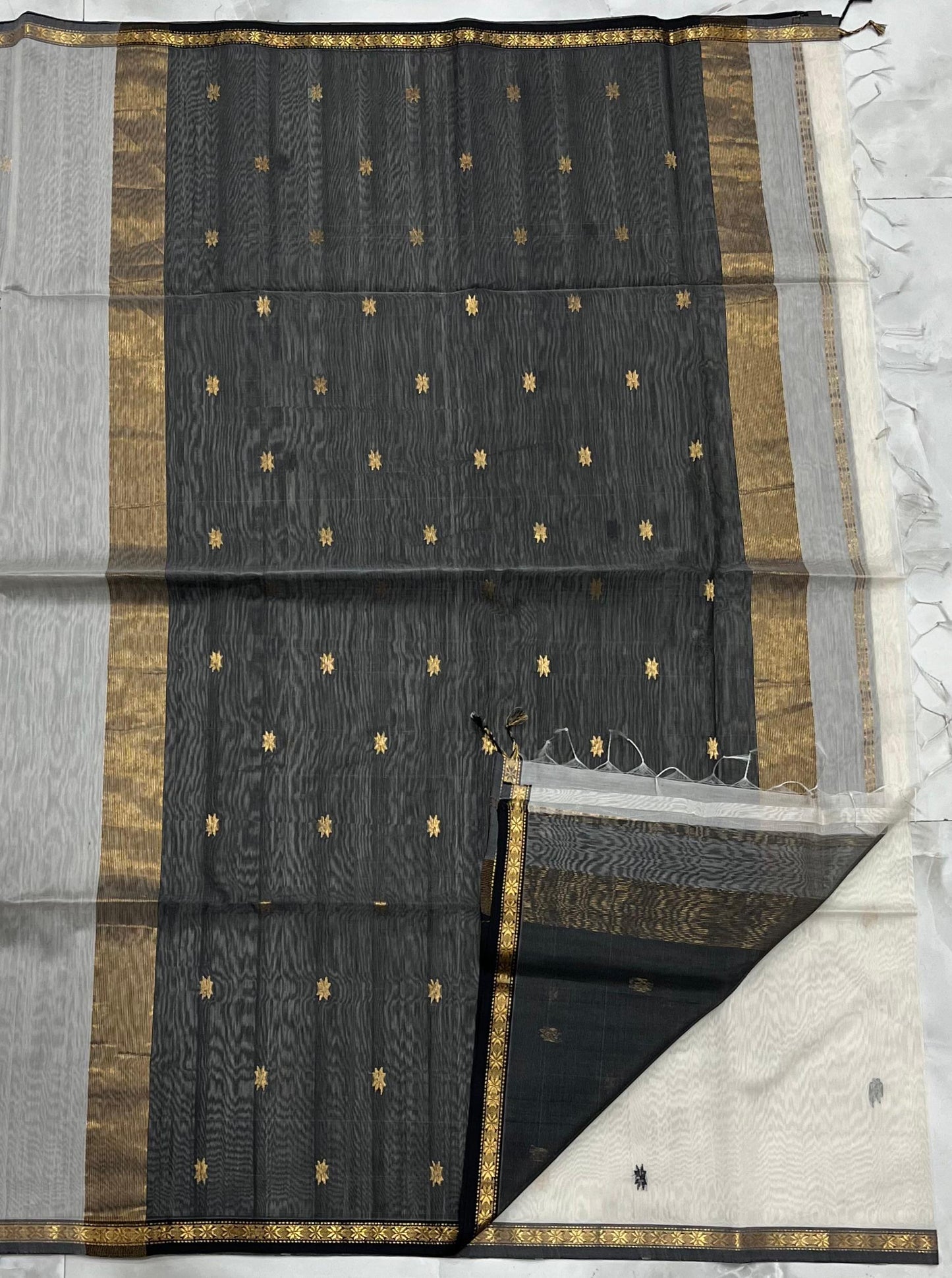 Kalyanika" (कल्याणिका) Handloom Maheshwari Silk Cotton Sarees Black and White KM16