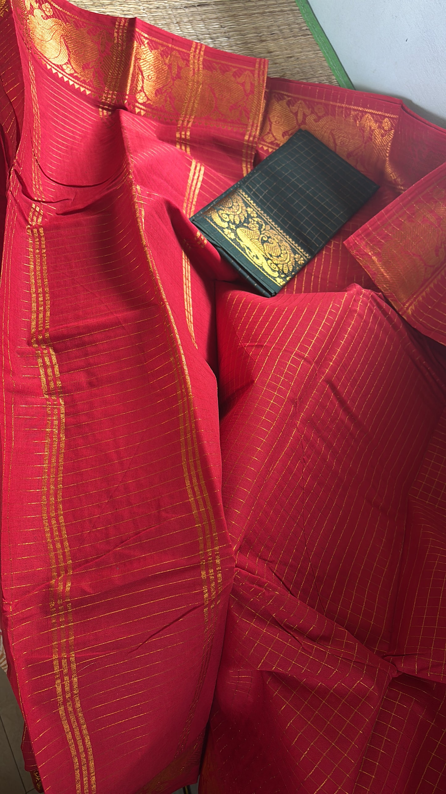 Tarangini Red Zari kattam sungudi cotton saree with zari kattam bottle green blouse piece