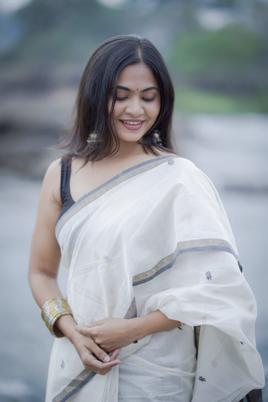 Kalyanika" (कल्याणिका) Handloom Maheshwari Silk Cotton Sarees Black and White KM16