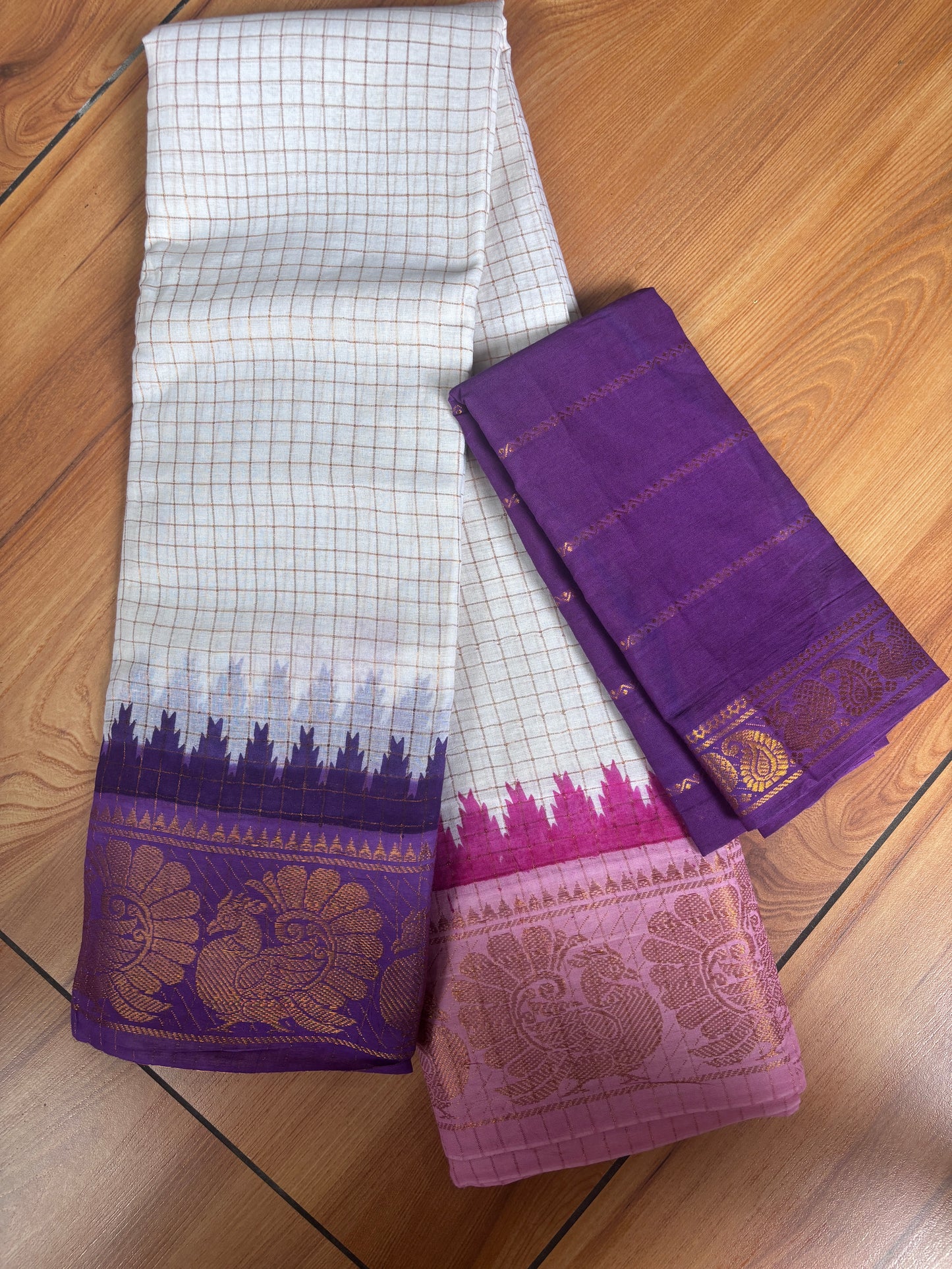 Ganga jamuna Sungudi handloom cotton Saree with pink and purple temple border