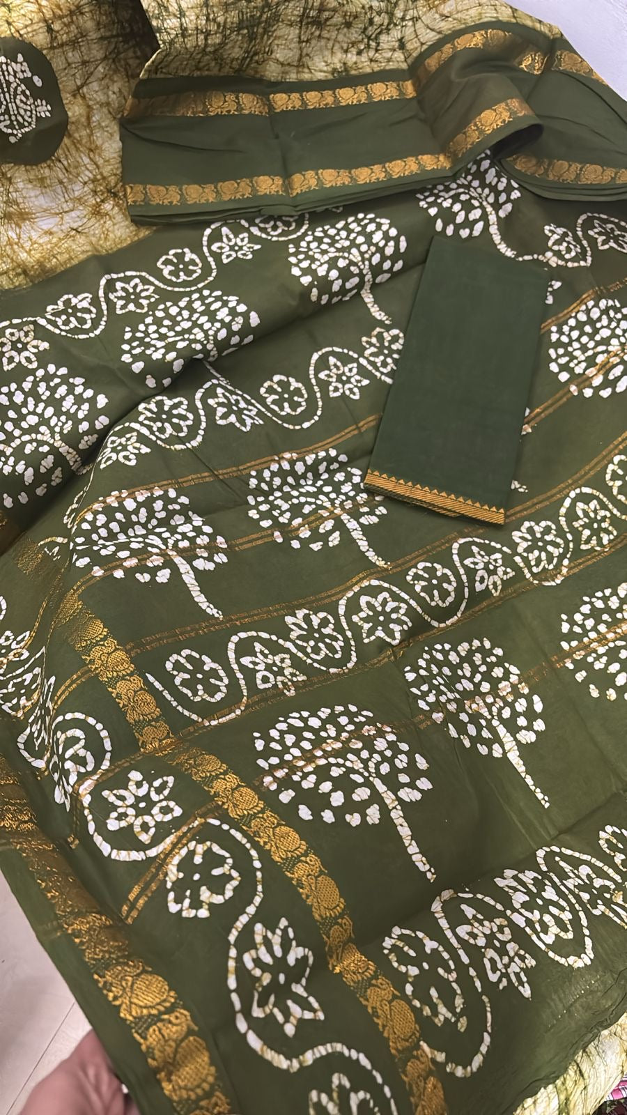 Tarangini wax batik tye dye Sungudi cotton saree with grand pallu and blouse (green gram colour )