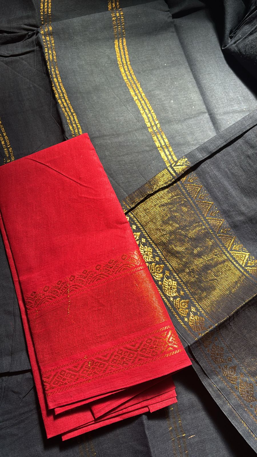 Black sungudi cotton Saree with red blouse piece