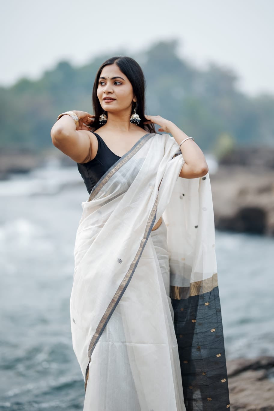 Kalyanika" (कल्याणिका) Handloom Maheshwari Silk Cotton Sarees Black and White KM16