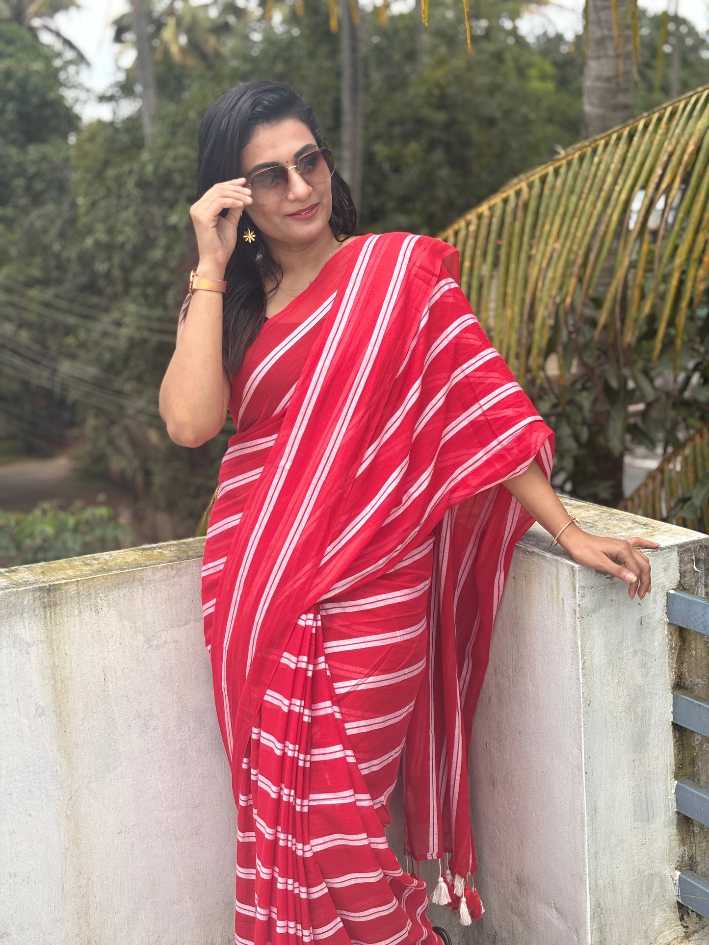 Viharika (विहारिका) handloom Bengal Mul cotton sarees, Red &white stripes