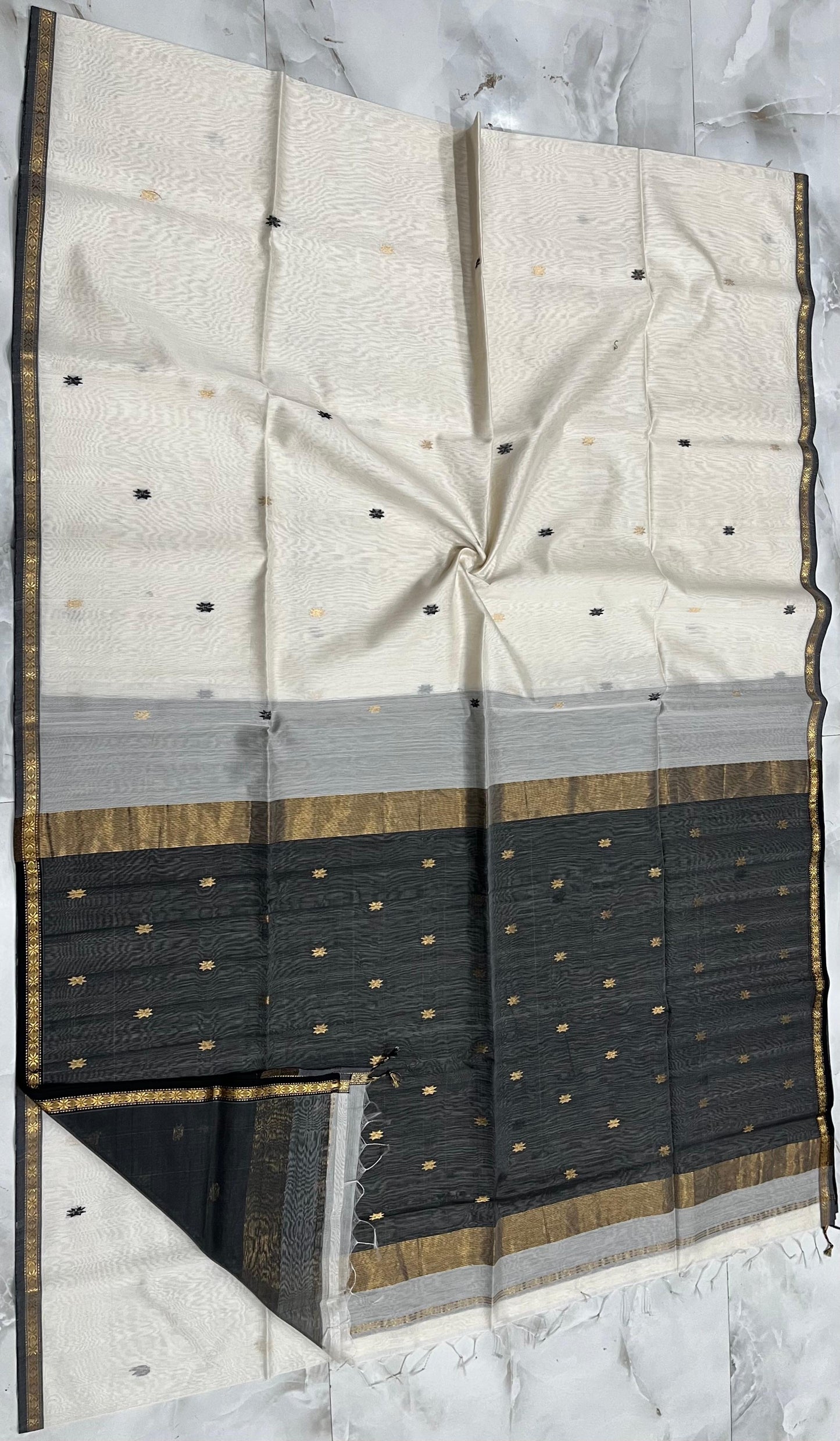 Kalyanika" (कल्याणिका) Handloom Maheshwari Silk Cotton Sarees Black and White KM16