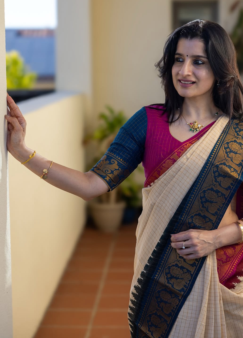 Pre Order: Tarangini ganga jamuna temple border Sungudi cotton saree with blue blouse piece.