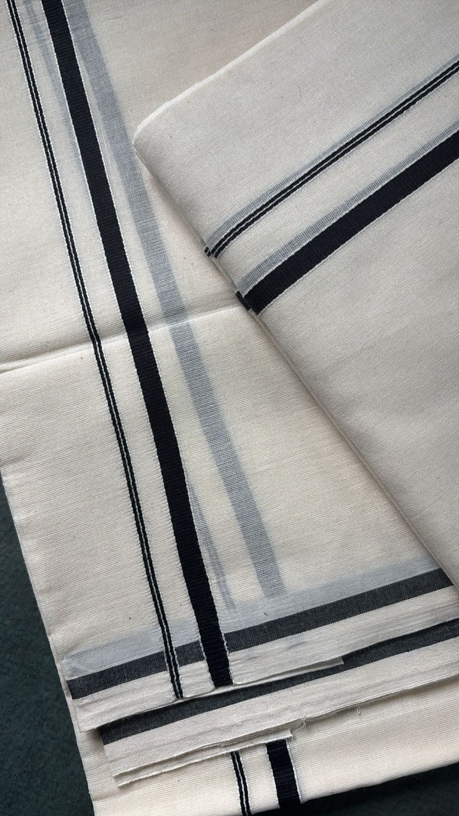 Sarvani puliyilakara black set mundu