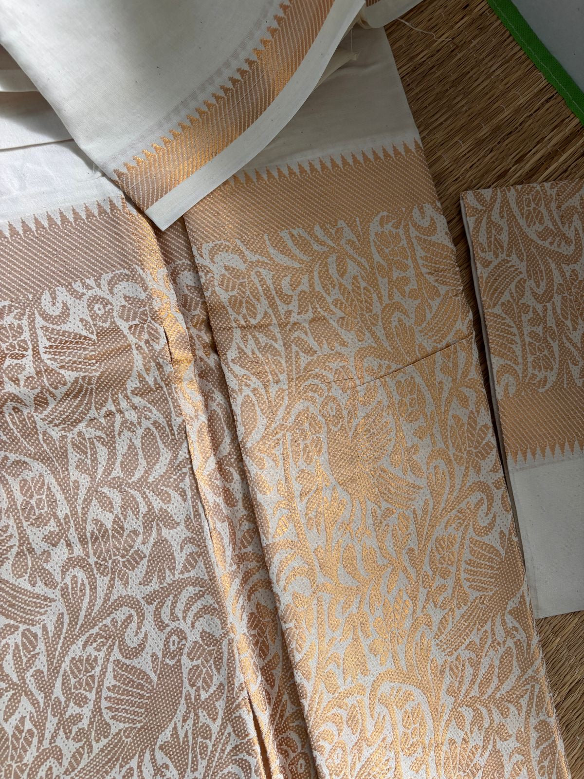 Tarangini big border off white handloom sungudi cotton sarees with blouse piece