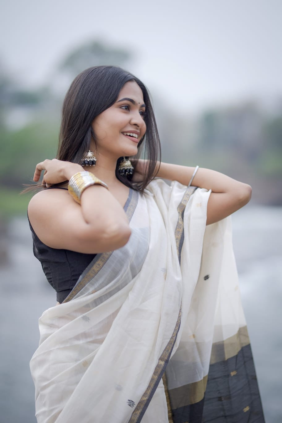 Kalyanika" (कल्याणिका) Handloom Maheshwari Silk Cotton Sarees Black and White KM16