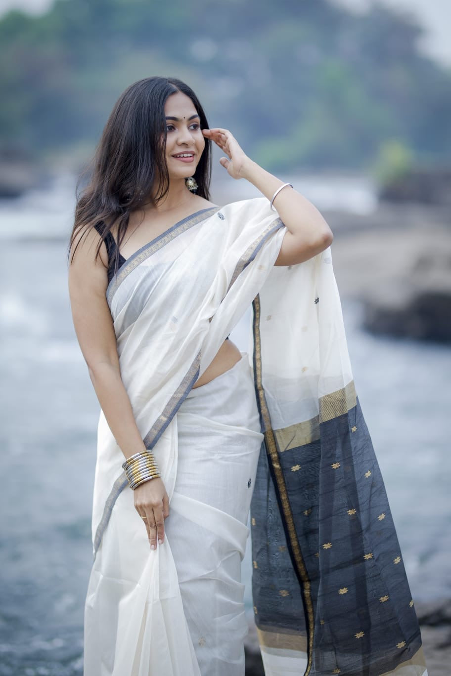 Kalyanika" (कल्याणिका) Handloom Maheshwari Silk Cotton Sarees Black and White KM16