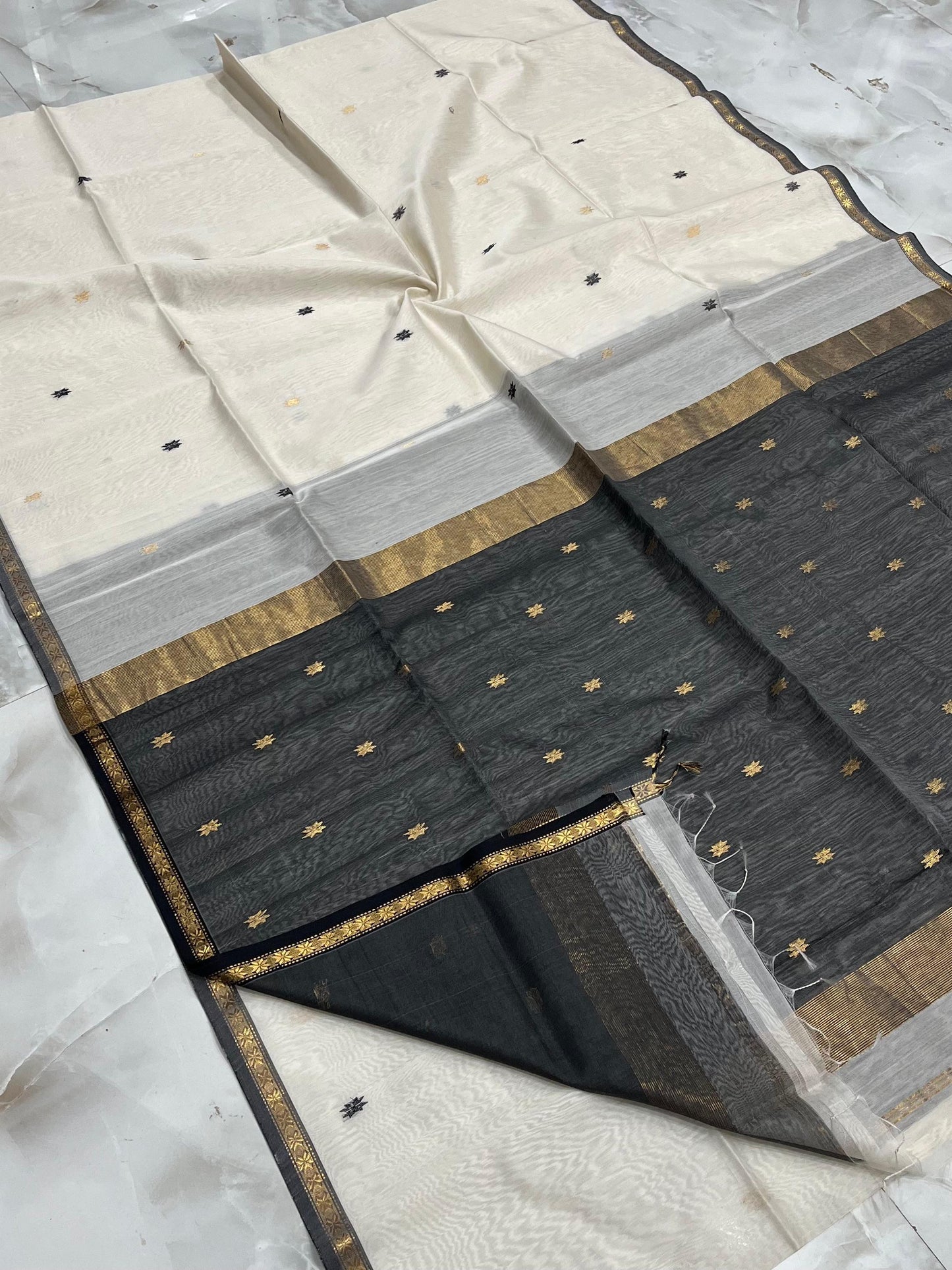 Kalyanika" (कल्याणिका) Handloom Maheshwari Silk Cotton Sarees Black and White KM16
