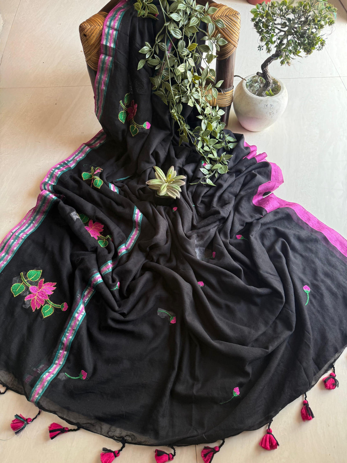 Light weight embroidered mal cotton Sarees without blouse VIHN01