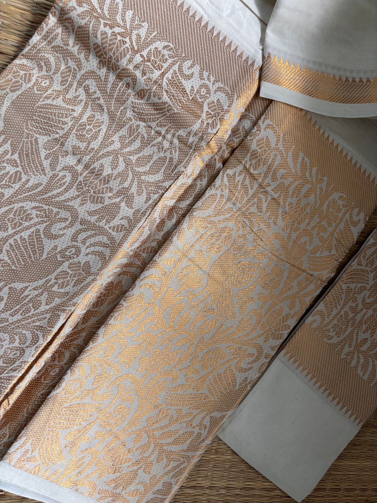 Tarangini big border off white handloom sungudi cotton sarees with blouse piece