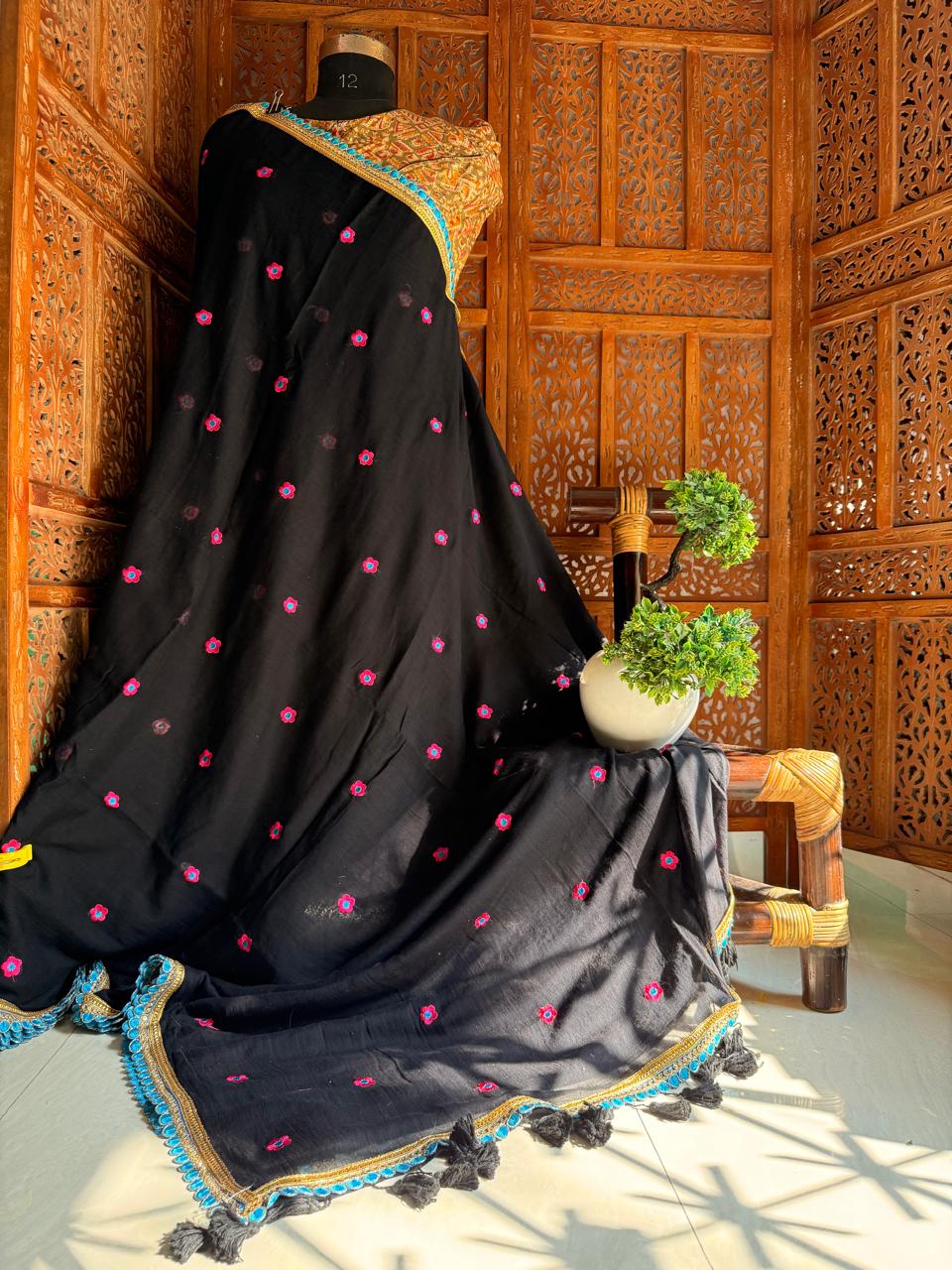 Viharika(विहारिका) Embroidery Lace Sarees : Black & Blue