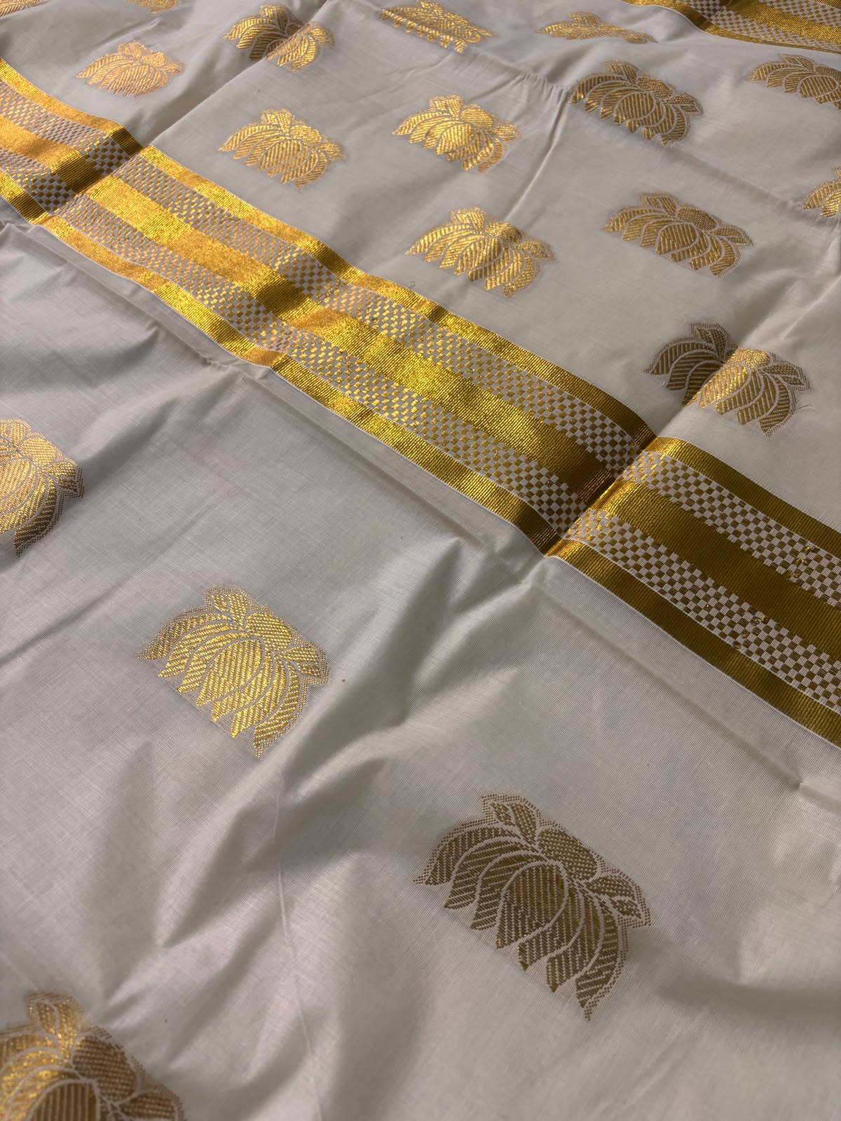 Light weight easy to drape premium Kerala Kasavu lotus Saree