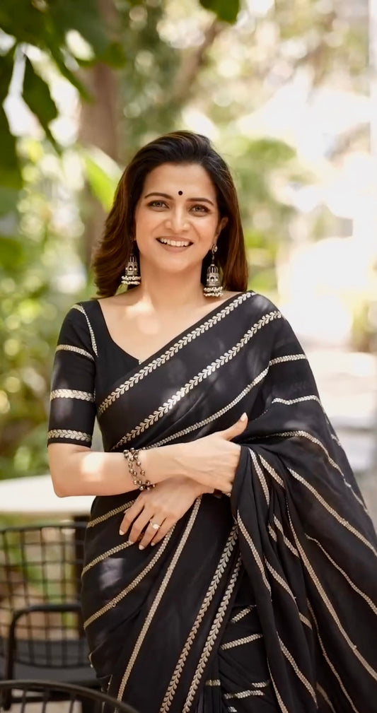 Tarangini Silver Velthari sungudi cotton saree with blouse