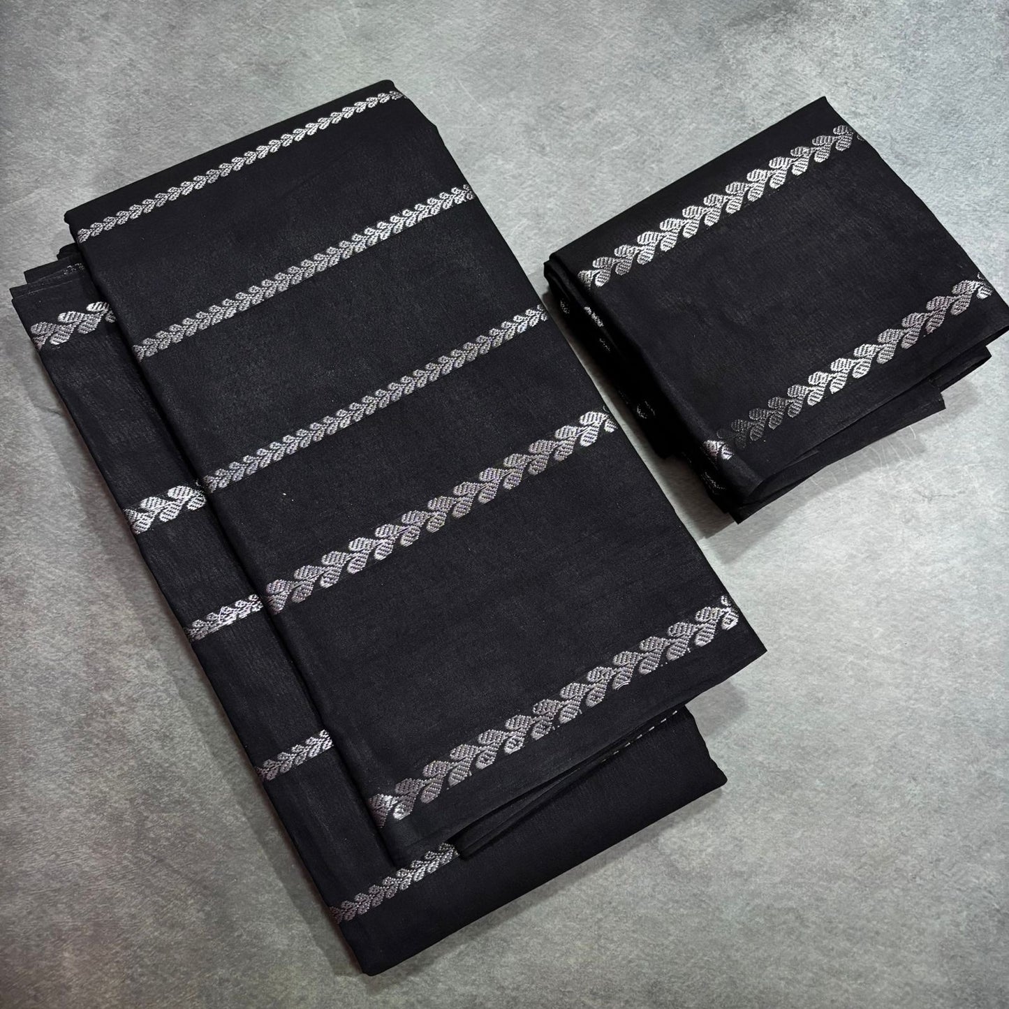 Tarangini Silver Velthari sungudi cotton saree with blouse