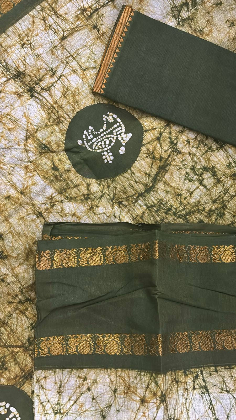 Tarangini wax batik tye dye Sungudi cotton saree with grand pallu and blouse (green gram colour )