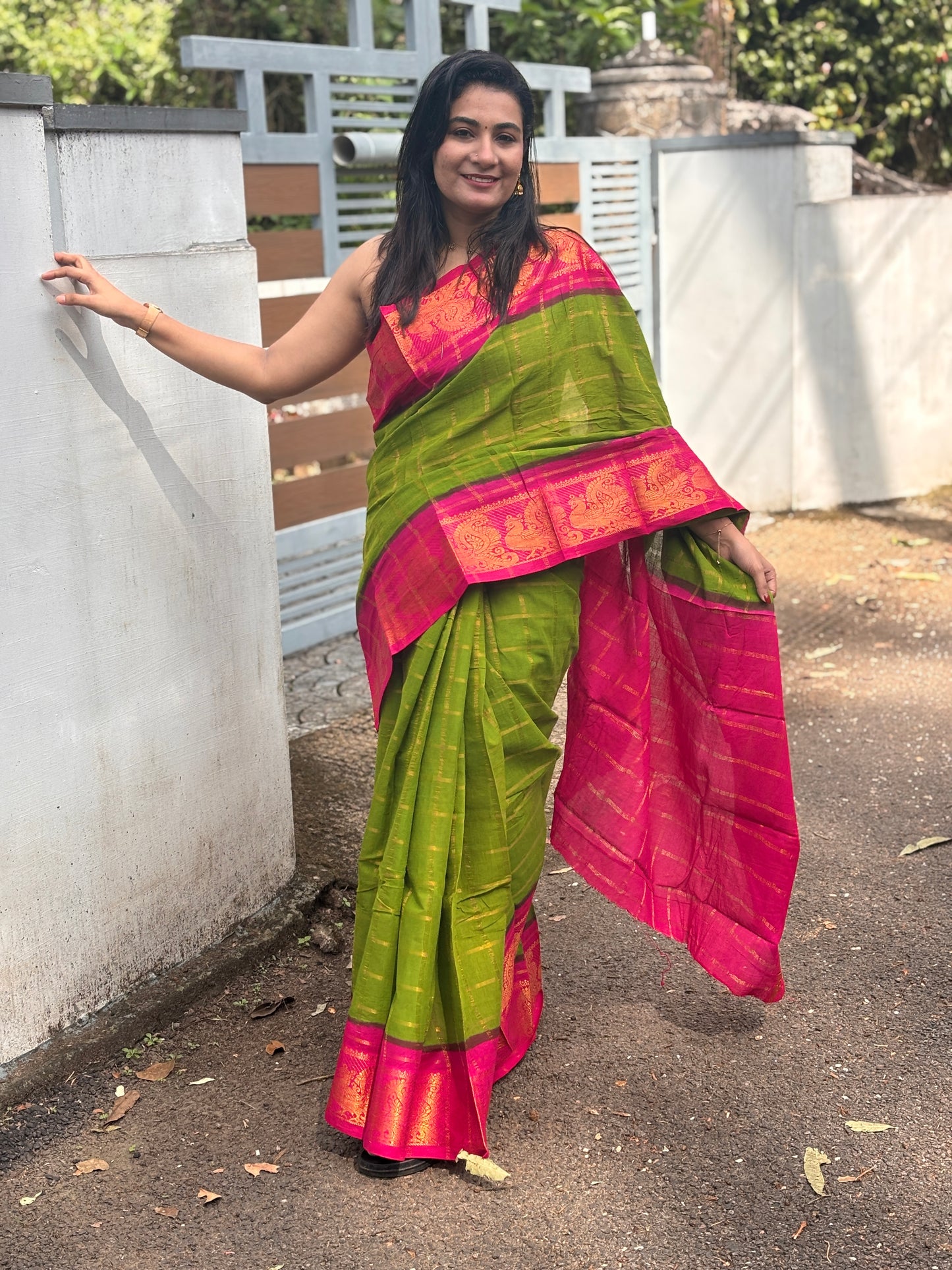 Pavithra zari kattam sungudi cotton saree with blouse piece, Parrot green and rani pink