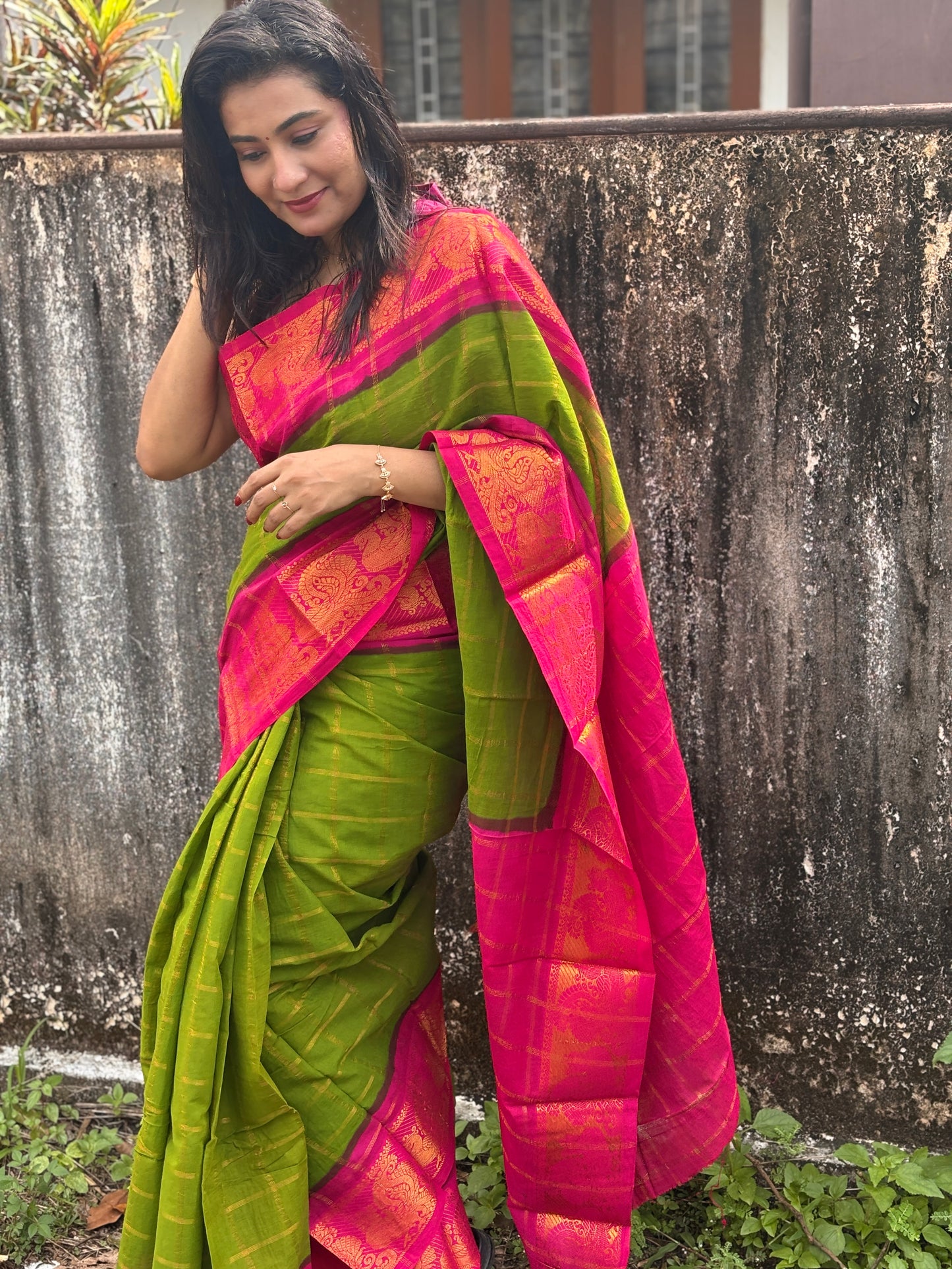 Pavithra zari kattam sungudi cotton saree with blouse piece, Parrot green and rani pink