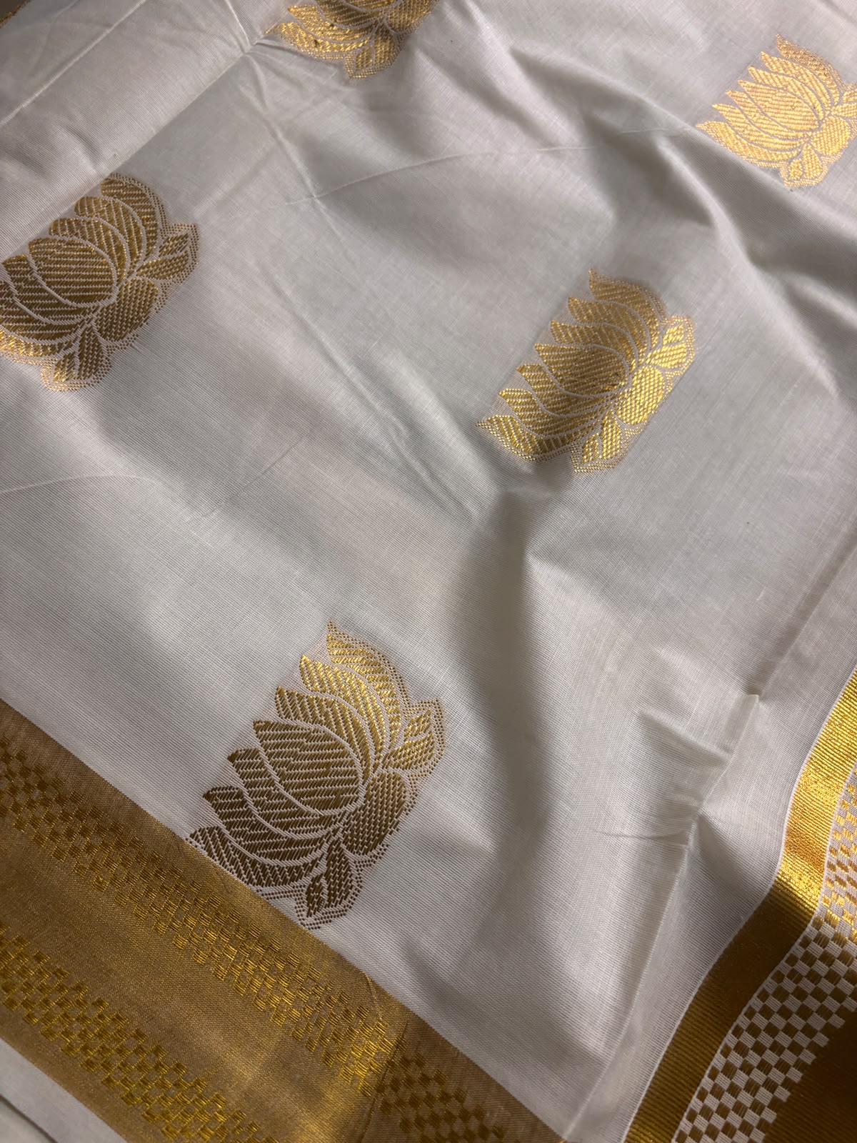 Light weight easy to drape premium Kerala Kasavu lotus Saree