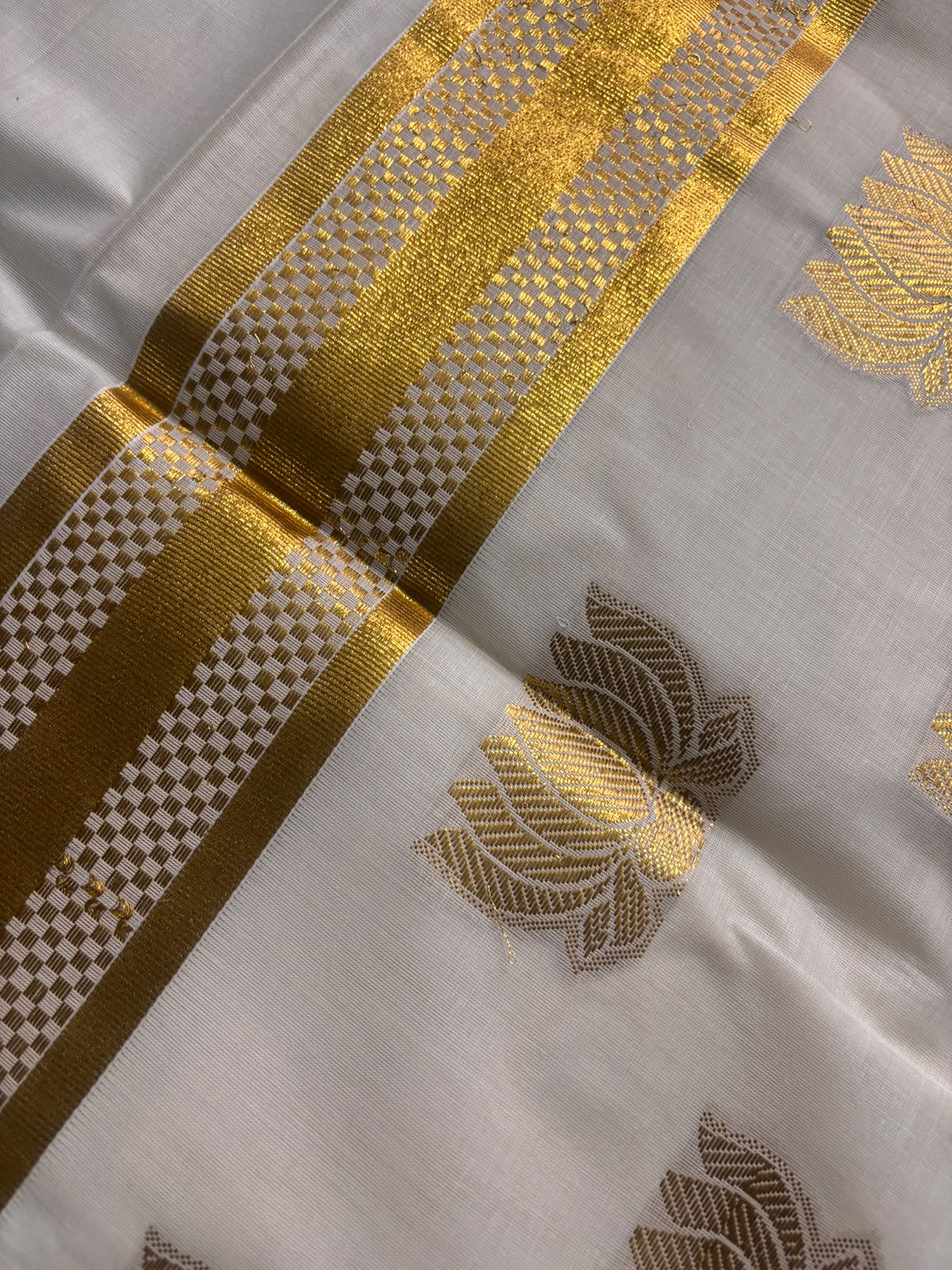 Light weight easy to drape premium Kerala Kasavu lotus Saree