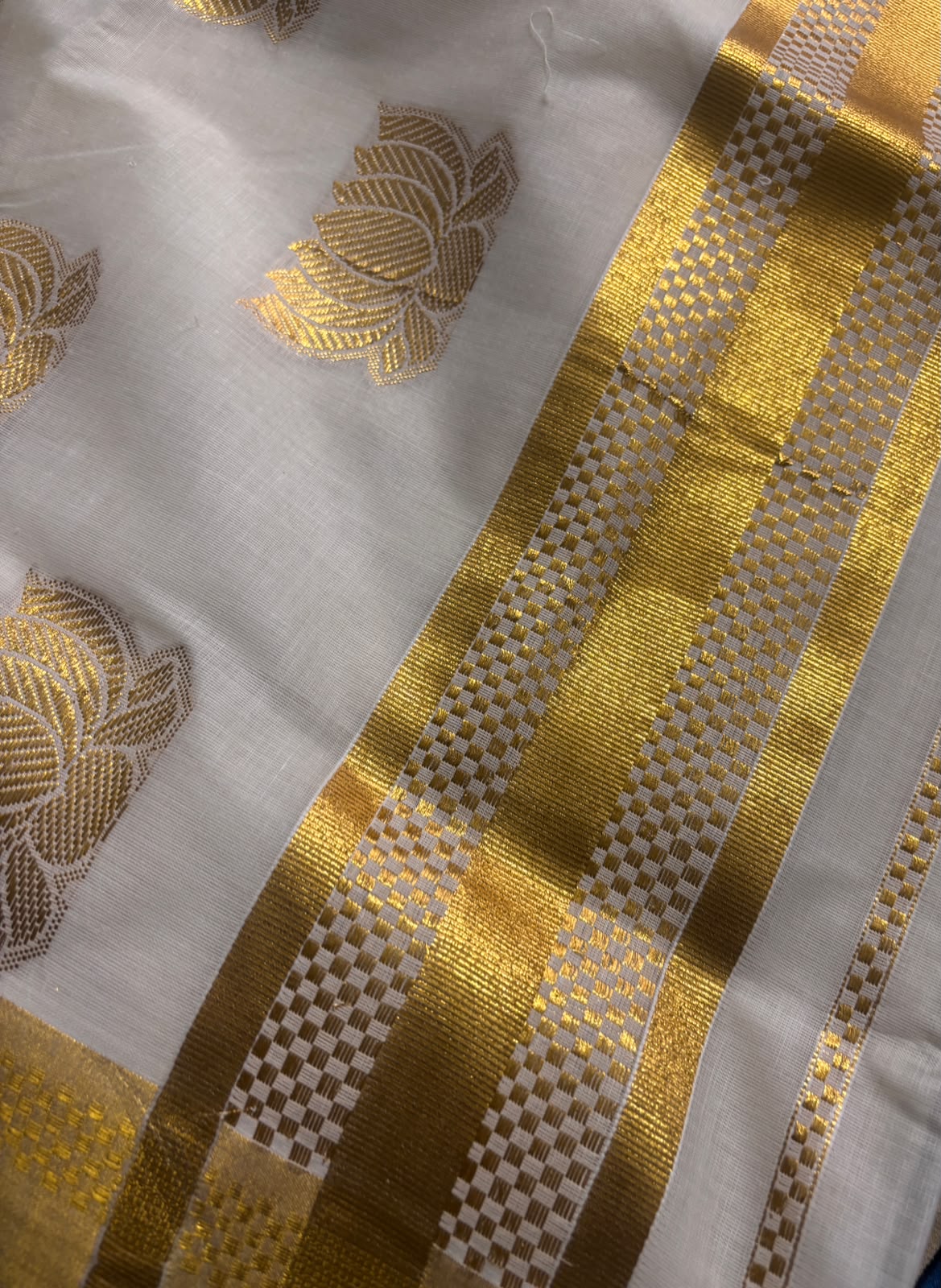 Light weight easy to drape premium Kerala Kasavu lotus Saree