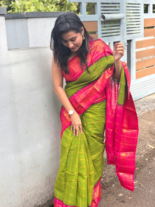 Pavithra zari kattam sungudi cotton saree with blouse piece, Parrot green and rani pink
