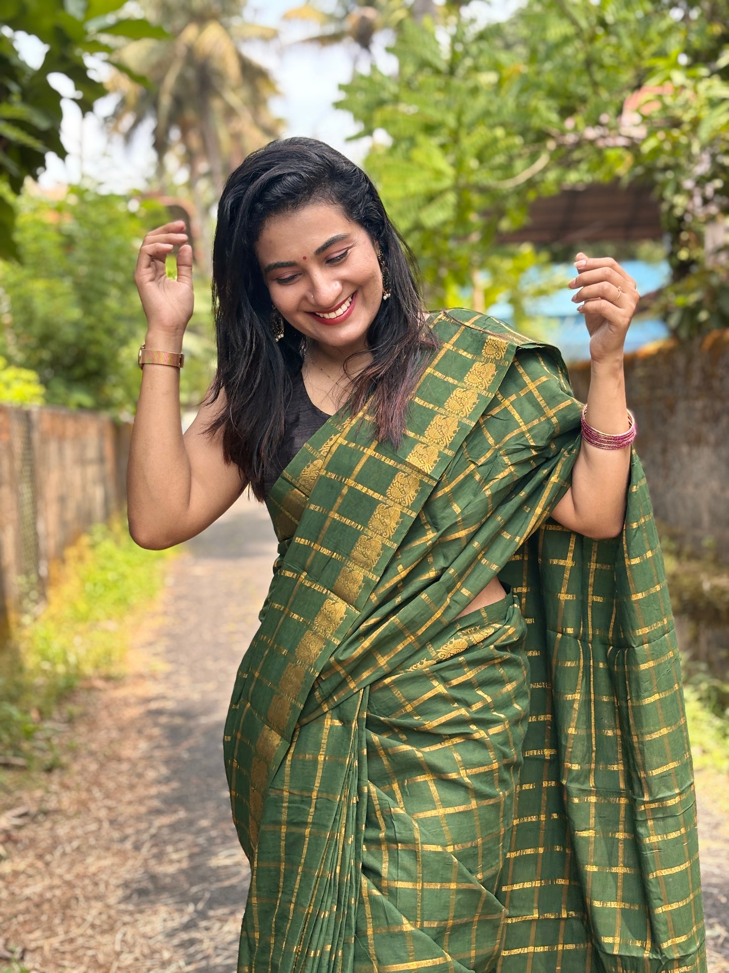 Tarangini Green Sungudi Zari kattam Saree with blouse