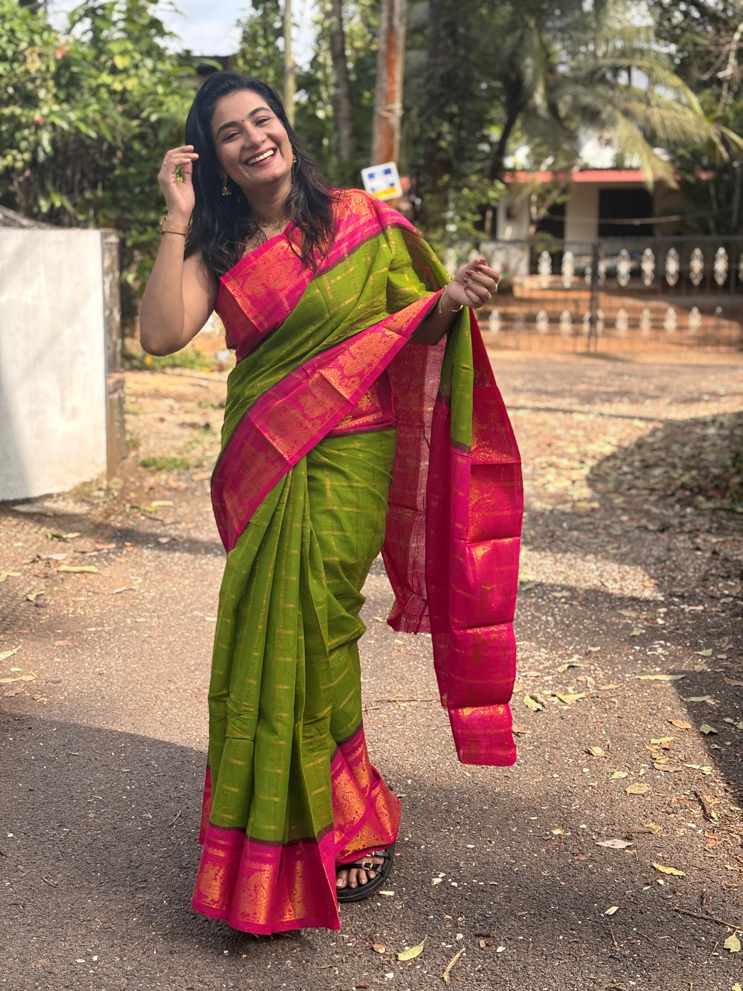 Pavithra zari kattam sungudi cotton saree with blouse piece, Parrot green and rani pink