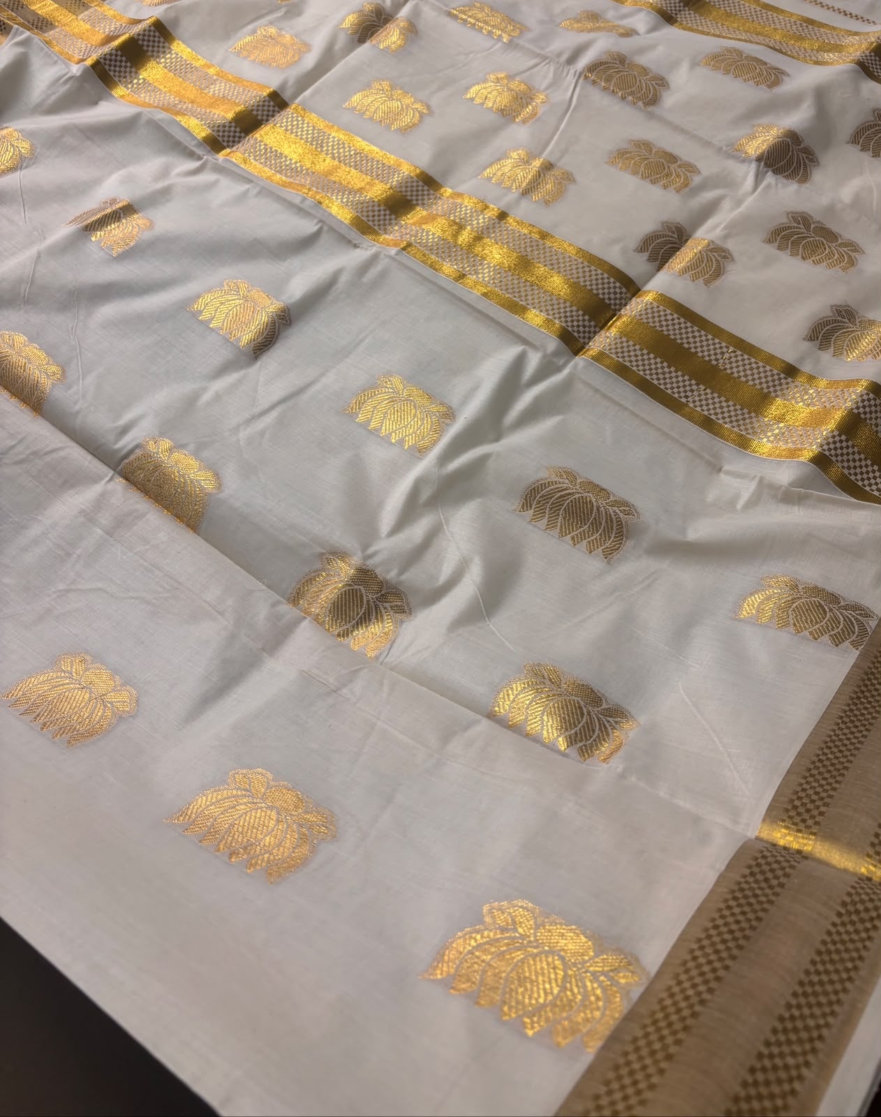 Light weight easy to drape premium Kerala Kasavu lotus Saree