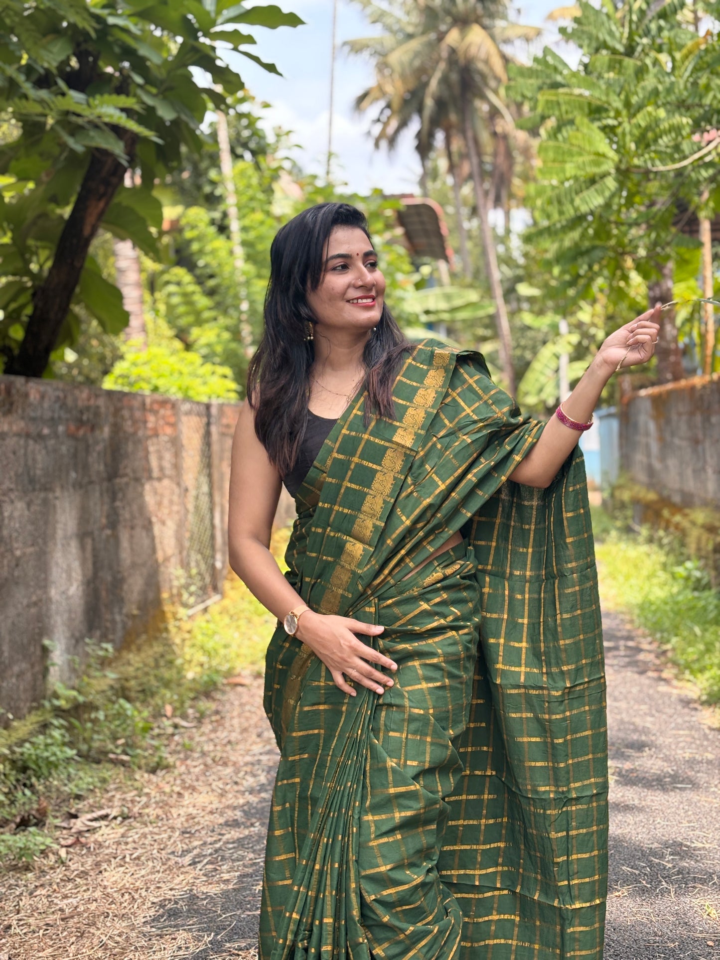 Tarangini Green Sungudi Zari kattam Saree with blouse