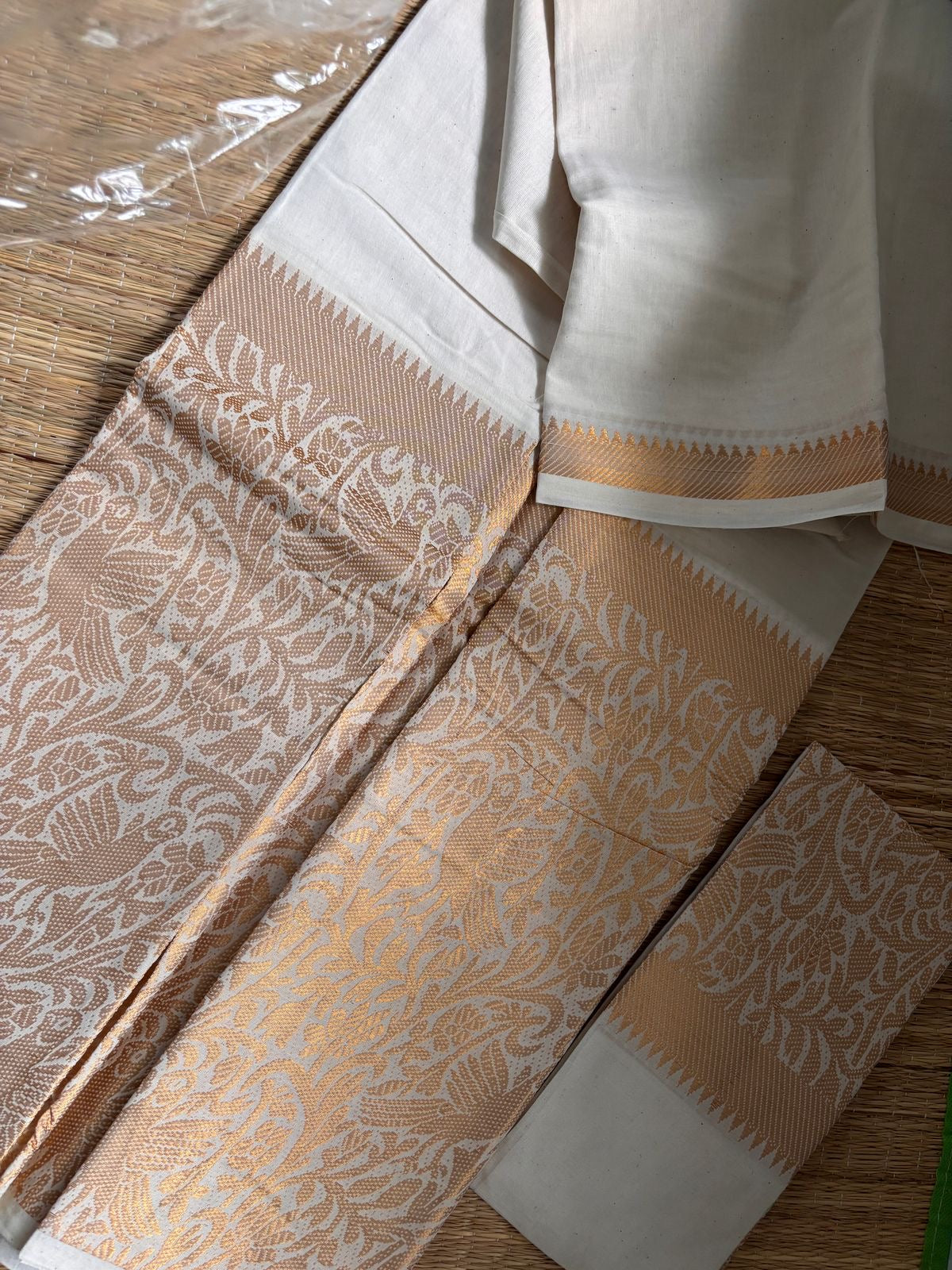 Tarangini big border off white handloom sungudi cotton sarees with blouse piece