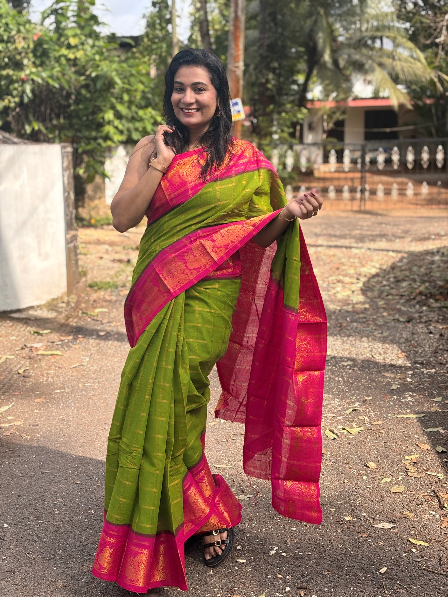 Pavithra zari kattam sungudi cotton saree with blouse piece, Parrot green and rani pink