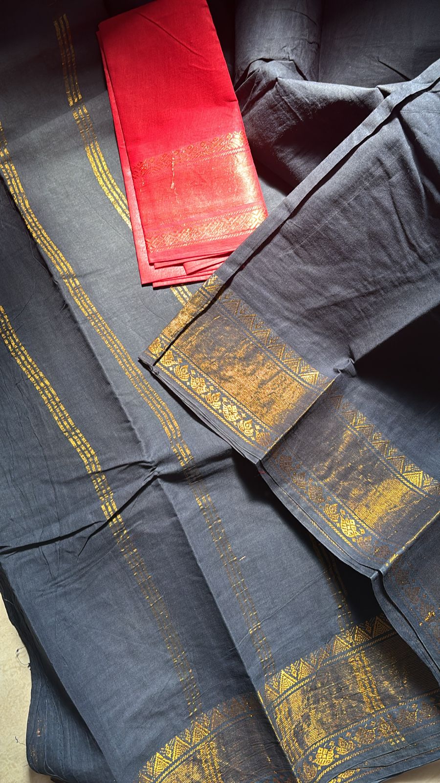 Black sungudi cotton Saree with red blouse piece