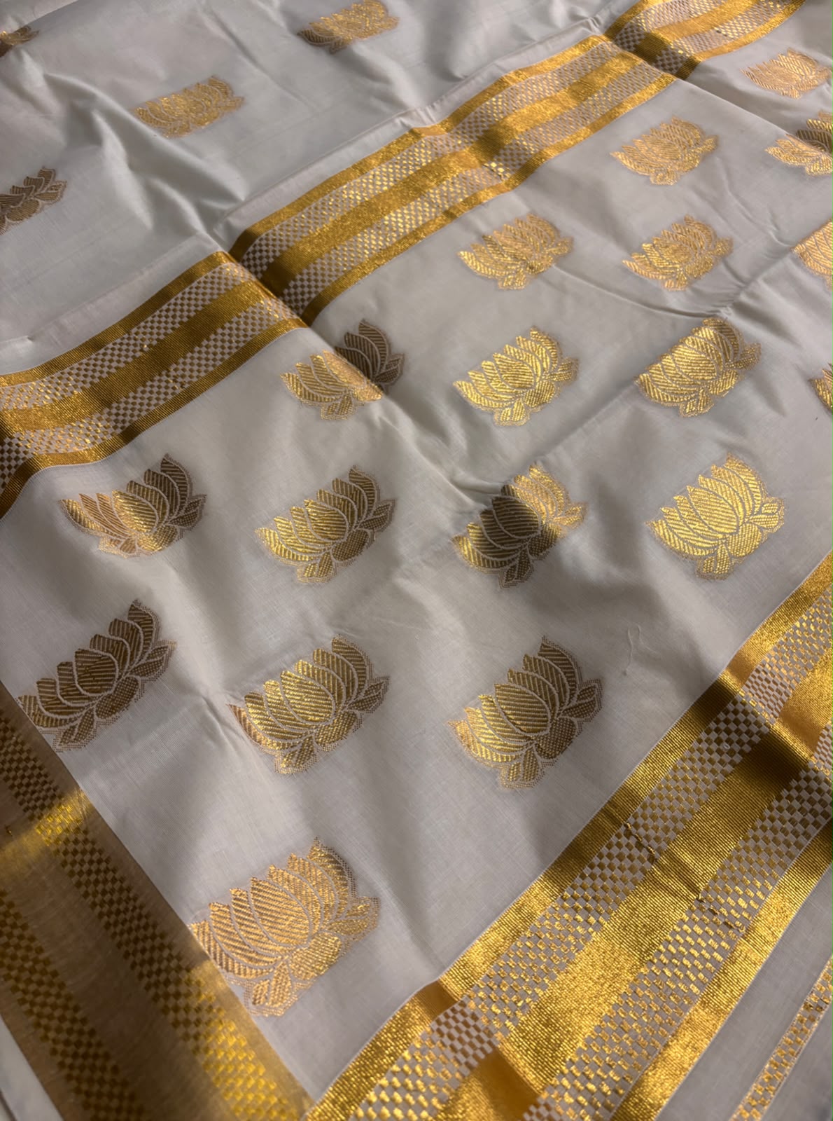 Light weight easy to drape premium Kerala Kasavu lotus Saree