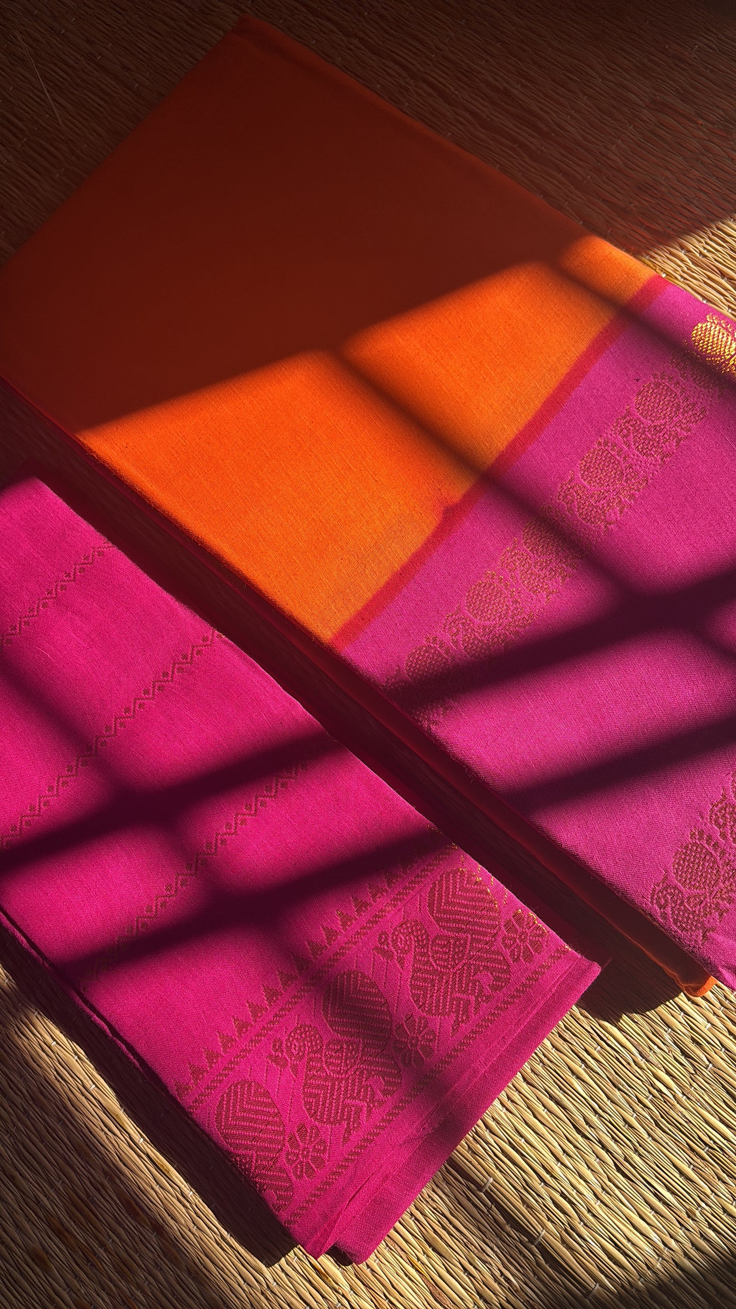 Sungudi retta petta border handloom cotton saree with contrast Pallu and blouse orange and pink